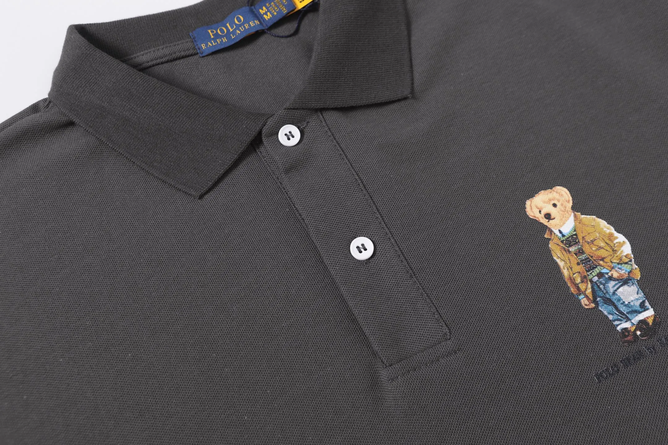 P156 Style number: A016 [Ralph Lauren classic bear print Polo shirt] ✅250 grams of fine cotton pique fabric, custom-woven and dyed threads ✅Original stickers Scan the QR code to enter the official website ✅Large version, loose and stylish, can wear up to 210 pounds Color: black, white, navy, blue, sky blue, dark gray, floral gray Size: S-XL